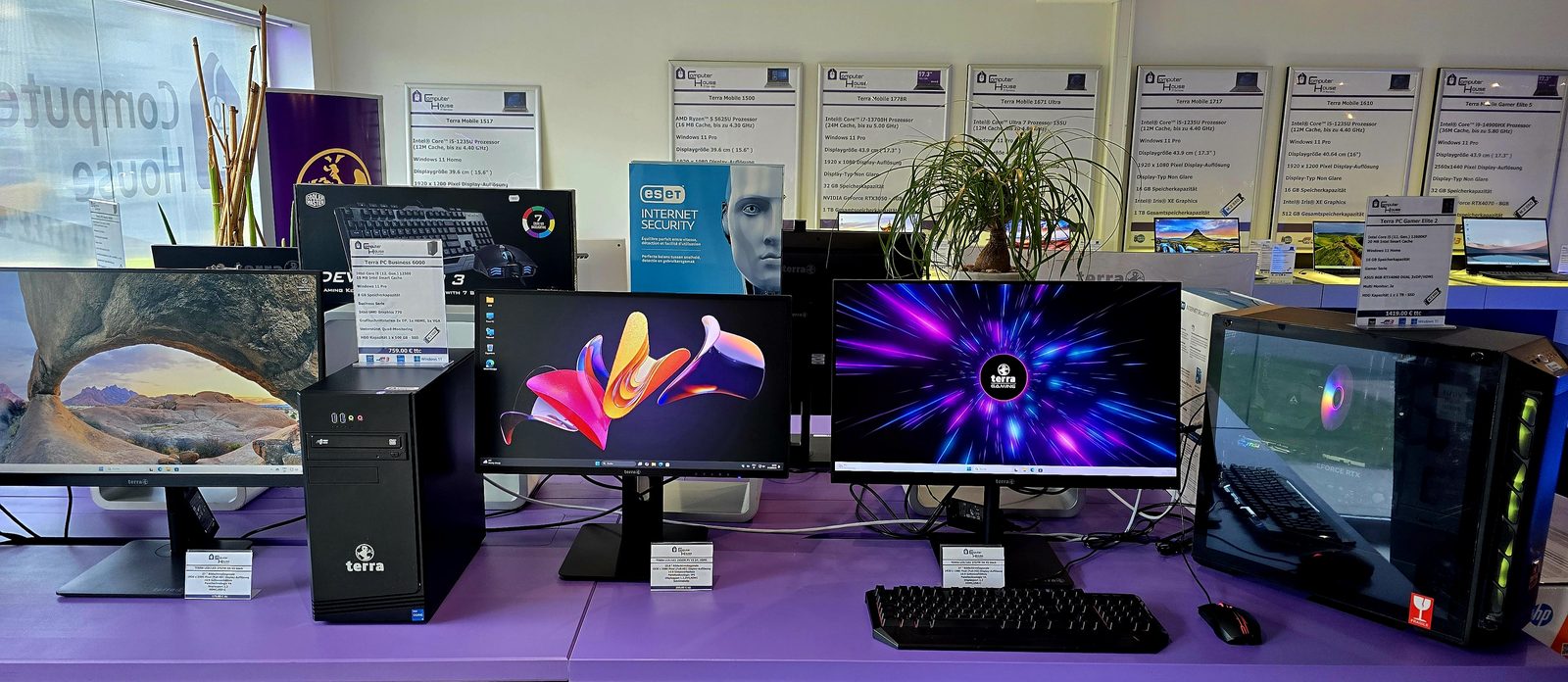 Computerhouse showroom — workstation setup