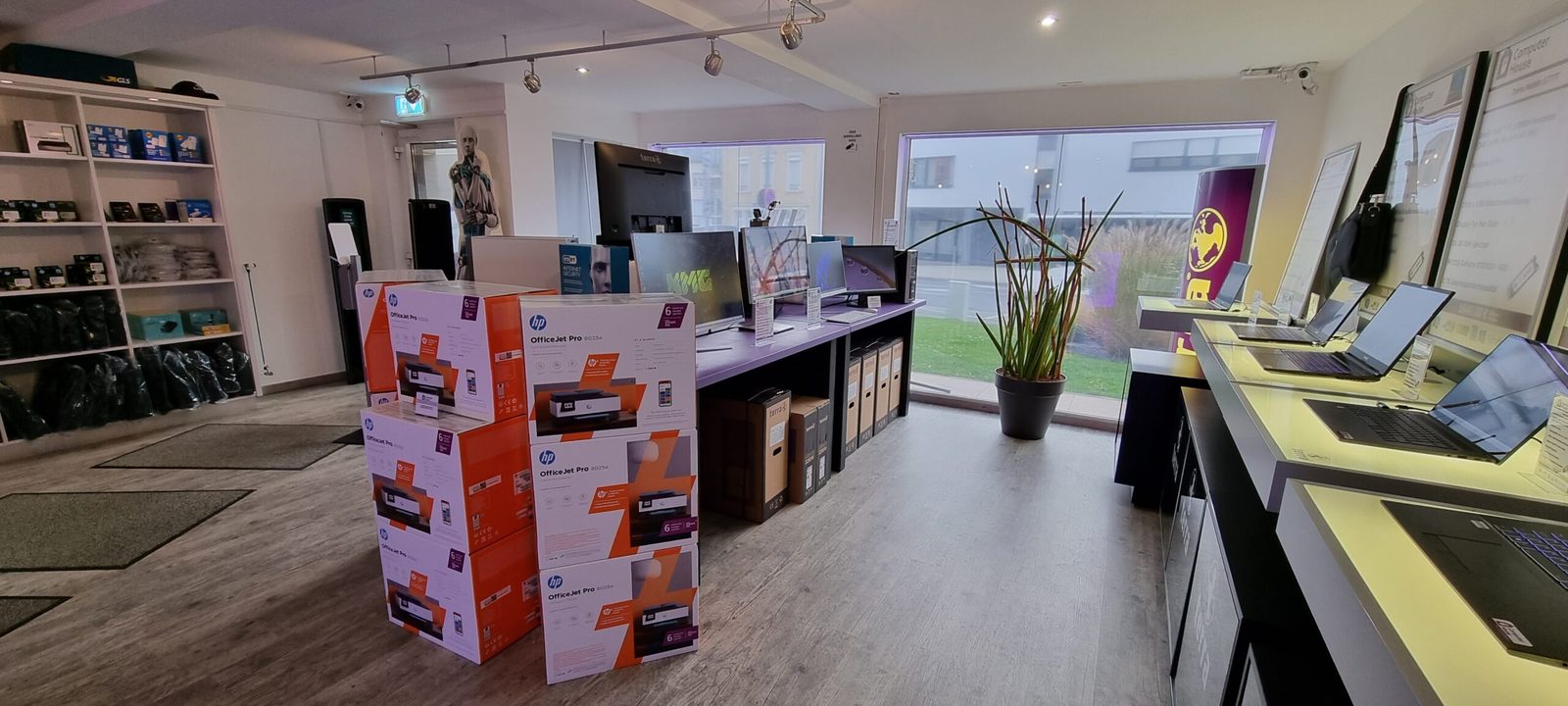 Computerhouse showroom and shop floor